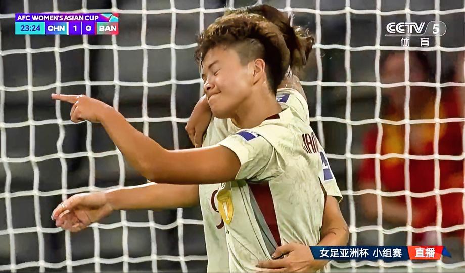 中国0-0孟加拉国！王霜进球无效！
比赛第23分钟，金坤送出助攻，王霜头球破门！