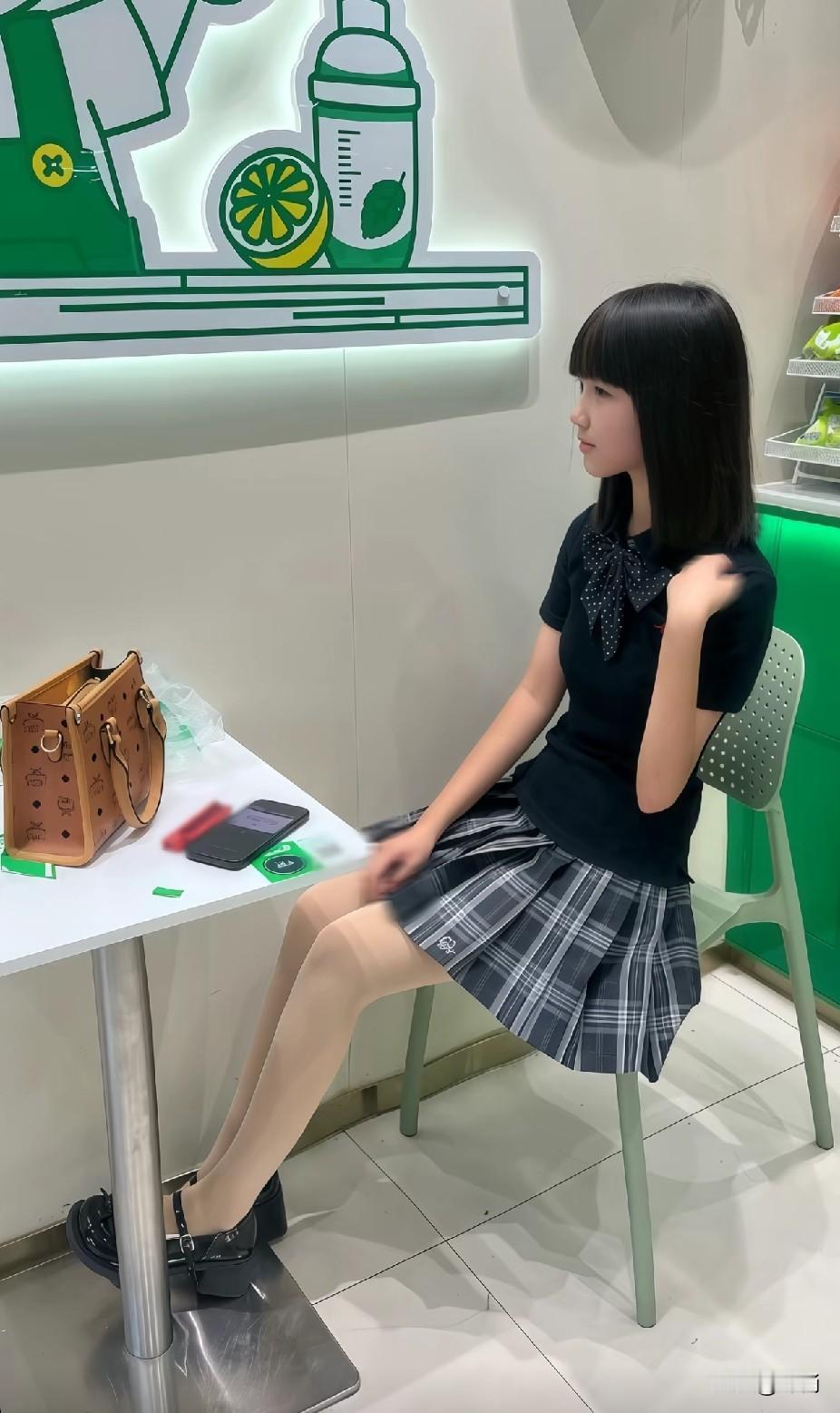 这么小就穿丝袜了