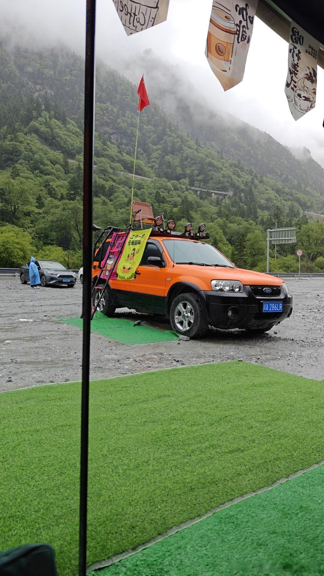 还是阿坝州条件好，理小路前面这一段跑起来很像sustenpass，下次得开m3来