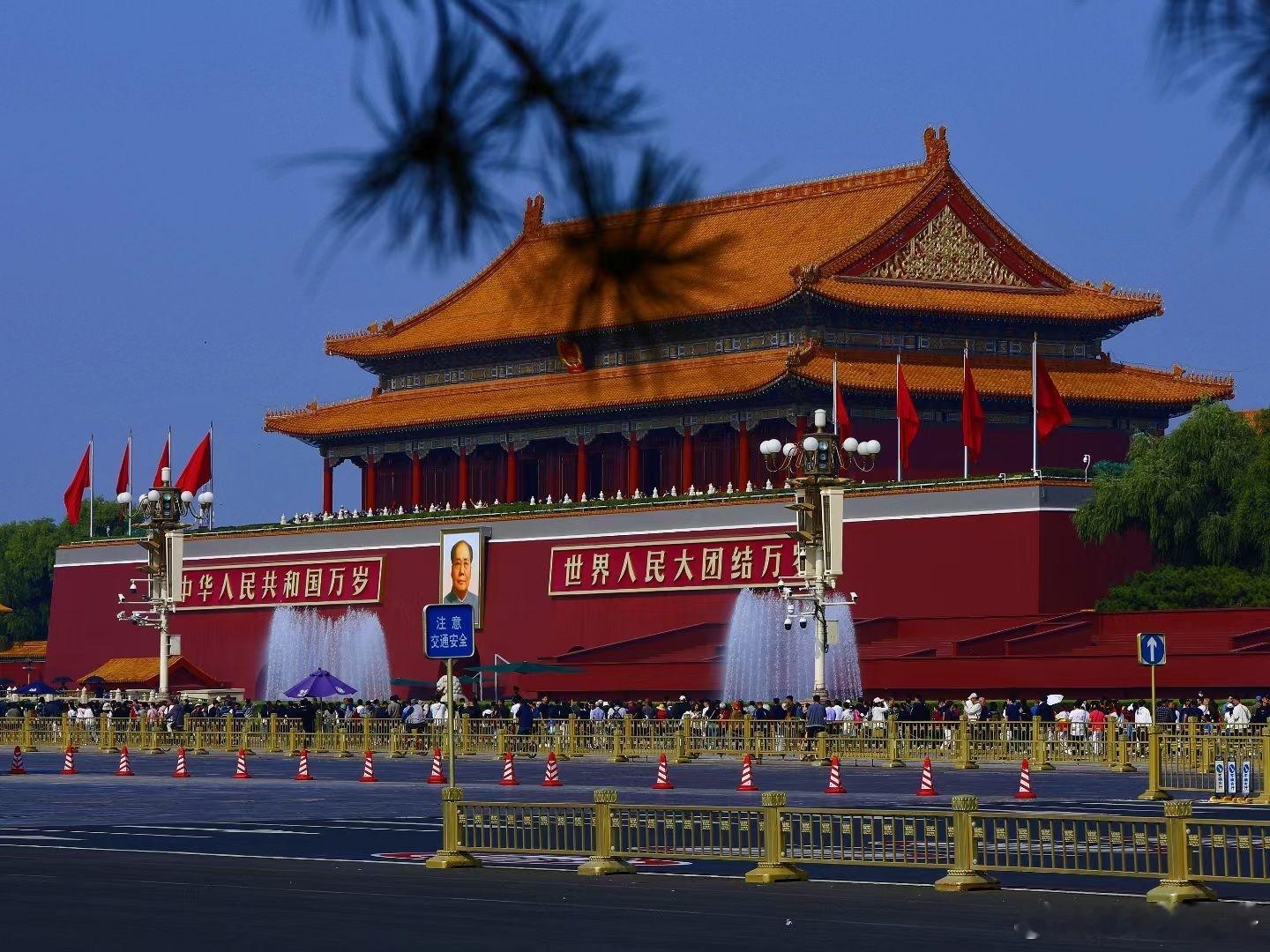 中华人民共和国万岁，世界人民大团结万岁！ ​​​