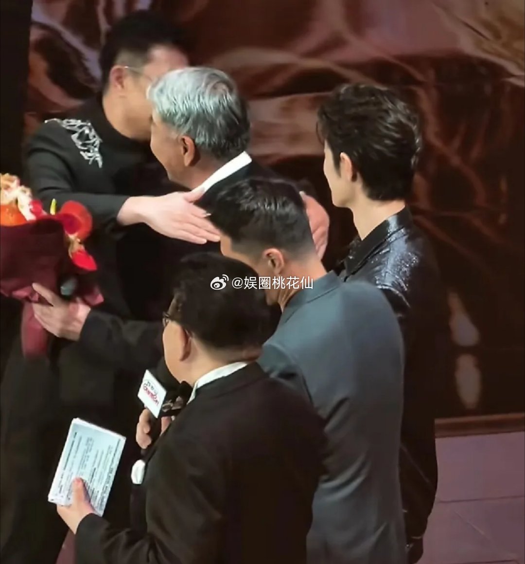 3月9号的电视剧品质盛典上，郑晓龙导演一登台，底下的人都不淡定了。孙俪、肖战、白
