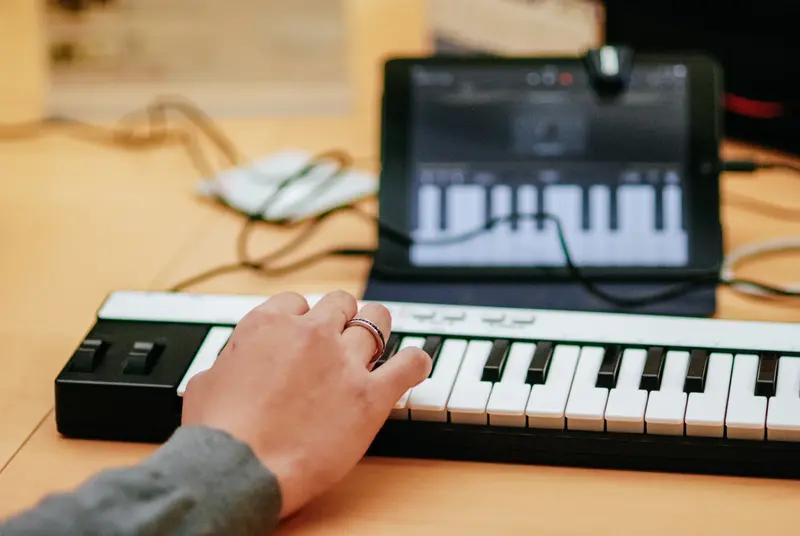 买了读谱器没有额外费用。
读谱器找寻自己想要的乐谱还是蛮方便的，特别适于无法知道