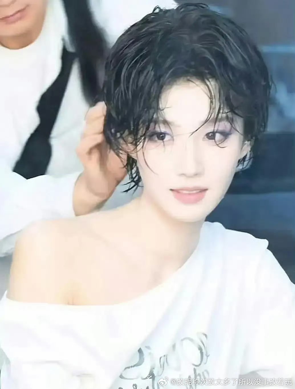 1.3已经无暇雪白抖滤镜美颜了，只是留下阔脸、稍留宽鼻的普无暇雪白大美颜2卢自己