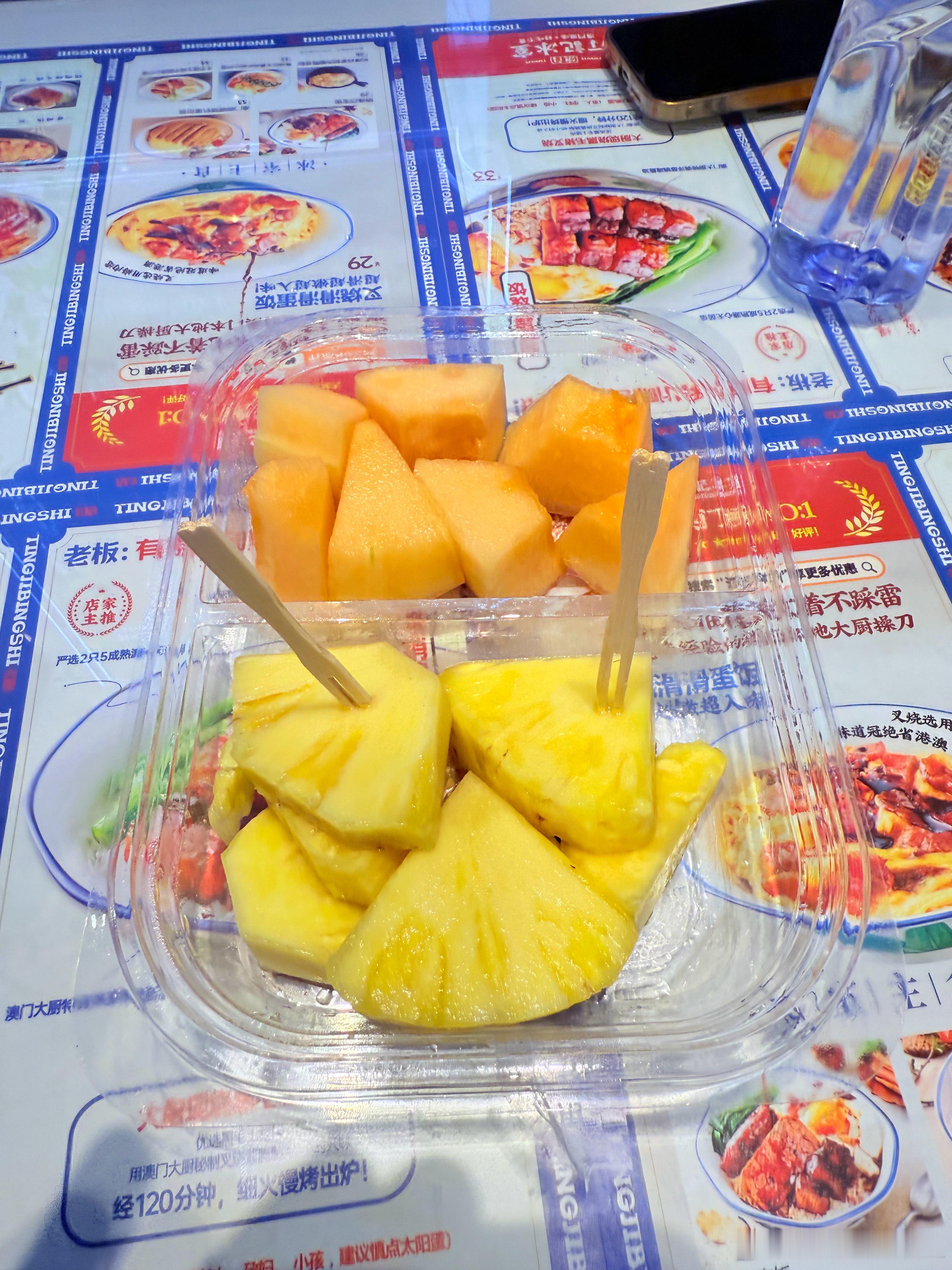 陪媳妇吃个冰室 最近小小姚快出生了 大部分时间要多回归一下家庭了 给我儿子好做做