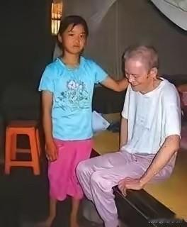 1993年，新婚夜，瘫痪新娘被丈夫抱上炕，谁知，到了半夜，她猛地惊醒，原来是听到