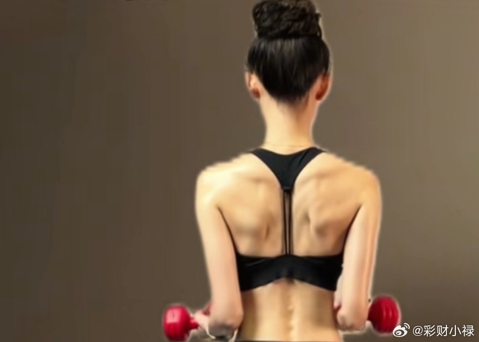 脖子与肩膀相连的地方叫斜方肌上束。这个区域容易因为不良体态、久坐和发力习惯变得肥