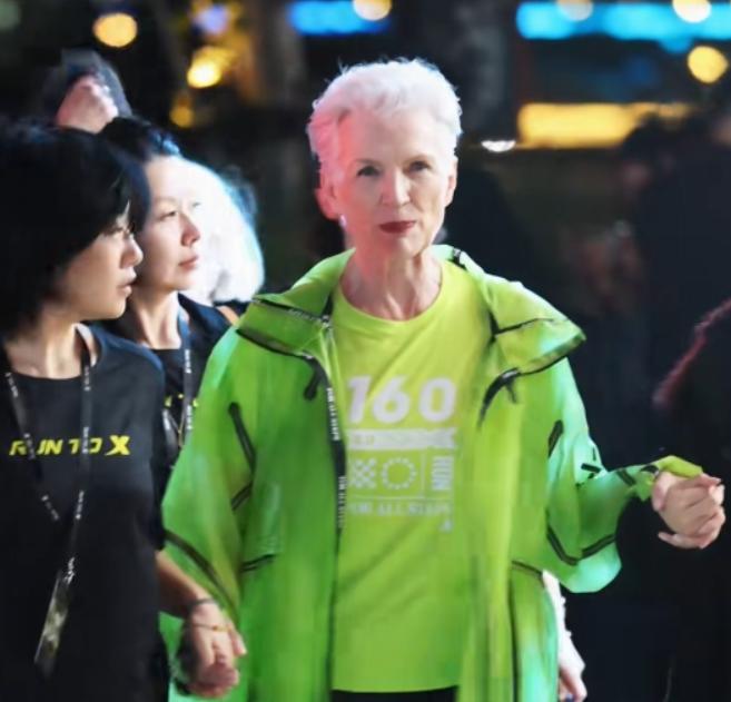 马斯克为啥不愿意在印度建厂？看到马斯克的老娘在中国啥样就知道了。

这位 78 