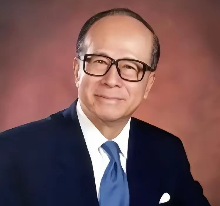 记录者超话记录者超话 李嘉诚或许察觉到了风险苗头，先是果断出手卖掉英国电网公司全