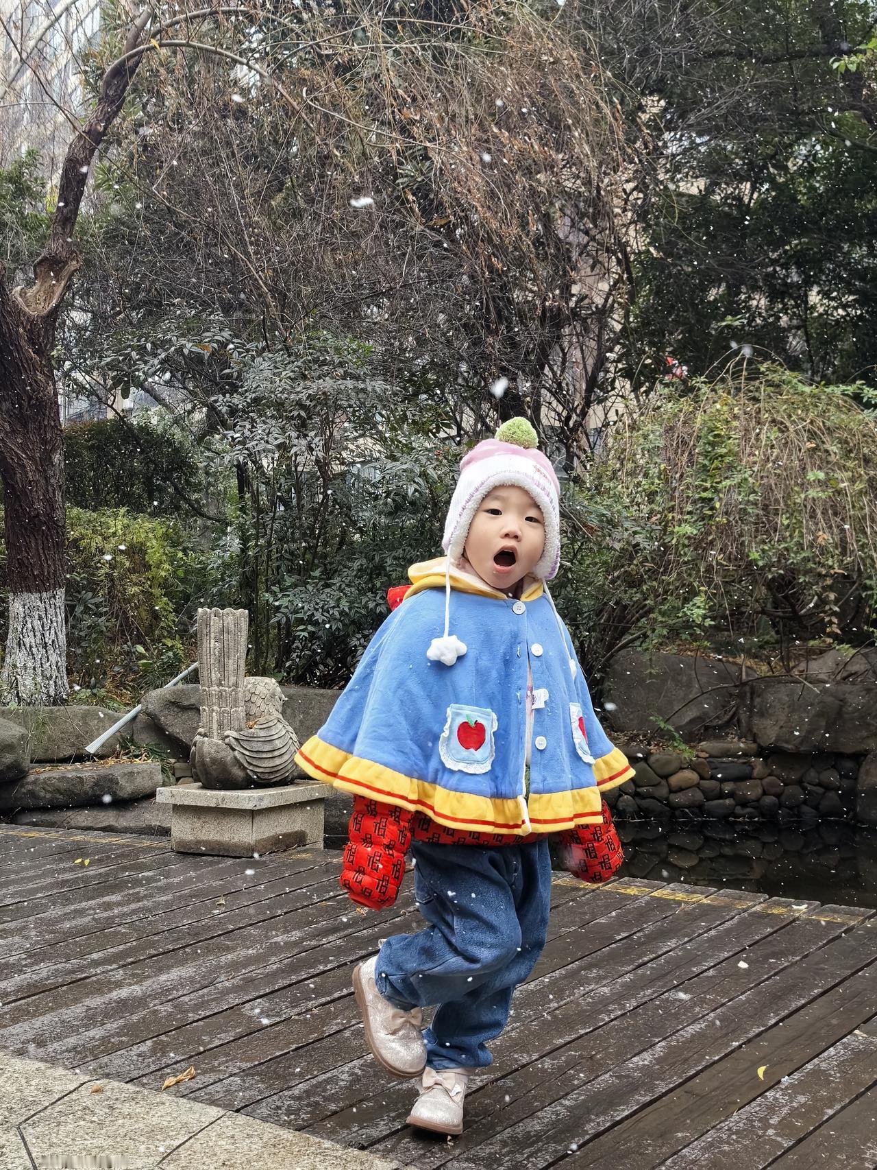 五绝·乙巳大寒（新韵）
一早发七绝一首，抱怨大寒无雪。不料送外孙上幼儿园途中，空