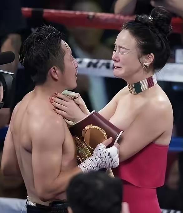很多人猜测邹市明夫妻早晚分开，其实二人绝不会离婚！
拳王邹市明创业失败背负债务，