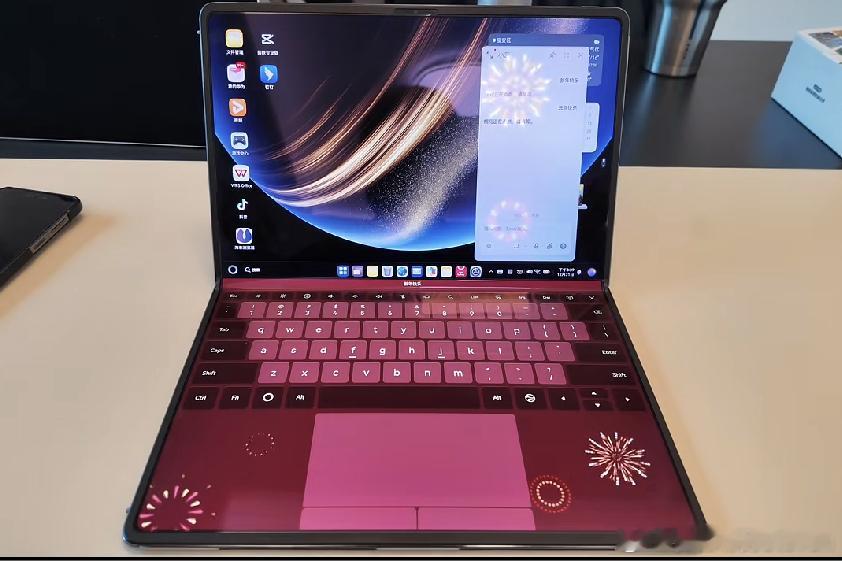 情绪价值这块，华为说自己第二，应该没人会抢第一。折叠电脑专属鸿蒙，屏幕键盘花式皮