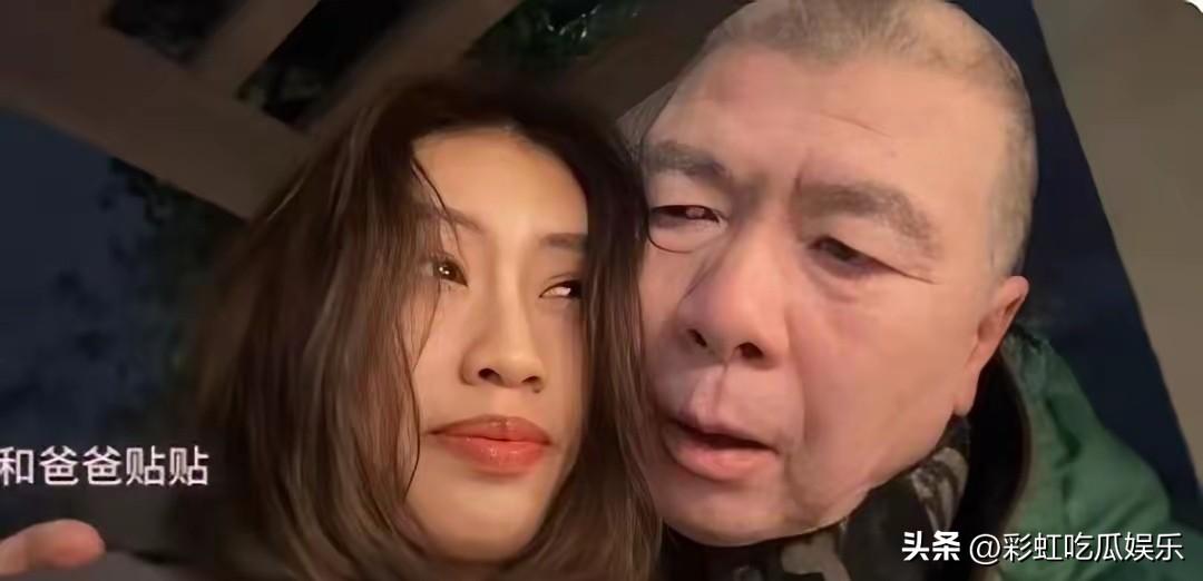 冯小刚送徐朵上学的时候紧紧抱着她叫她宝儿，不是亲生胜似亲生，宝儿代表心尖上的人，