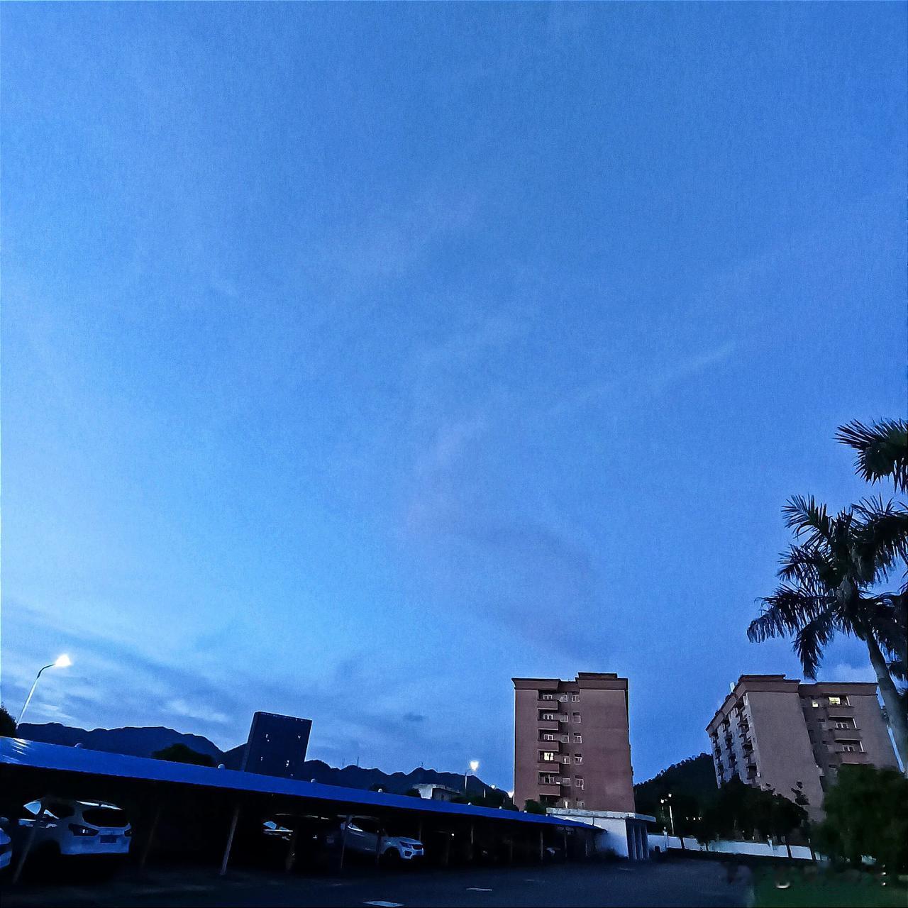 晚霞来临时，一切是这么静谧。夕阳无限好！我看这晚霞也很美丽。