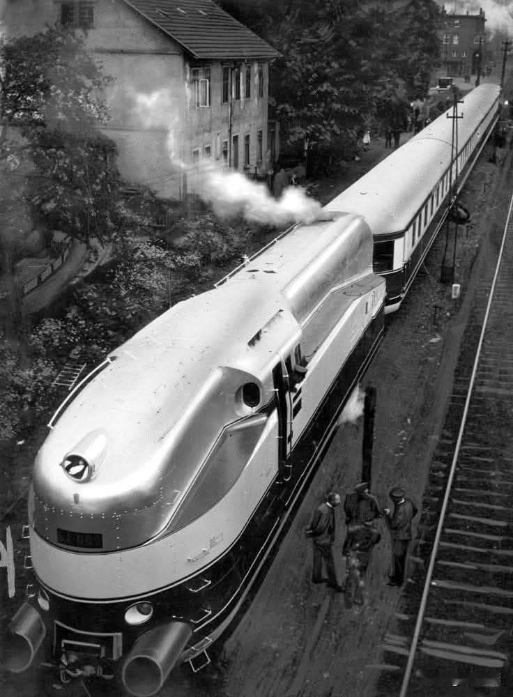 亨舍尔-韦格曼列车（Henschel-Wegmann train）是德国国家铁路