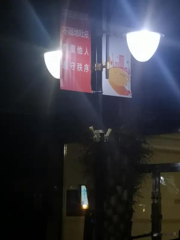 我支持“未经他人苦，莫劝他人善”。每个人都有自己的故事和难处，没经历过他人的苦，