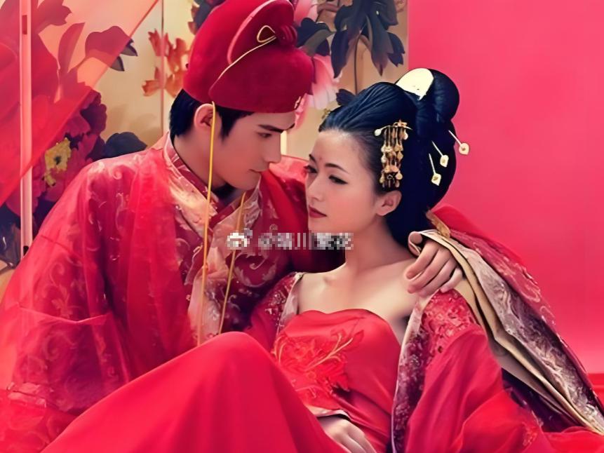 古代女子成婚之前，对男女之事完全不懂，所以出嫁前天晚上，母亲会悄悄塞给她一个东西