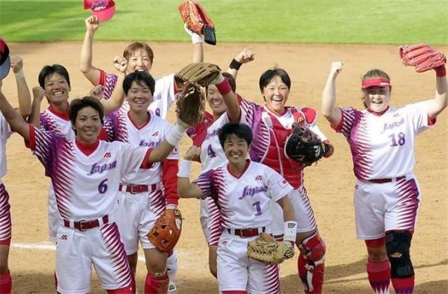 2000年，“我放弃中国国籍，成为一名日本人，就是为了打败中国队”，而她的父亲则