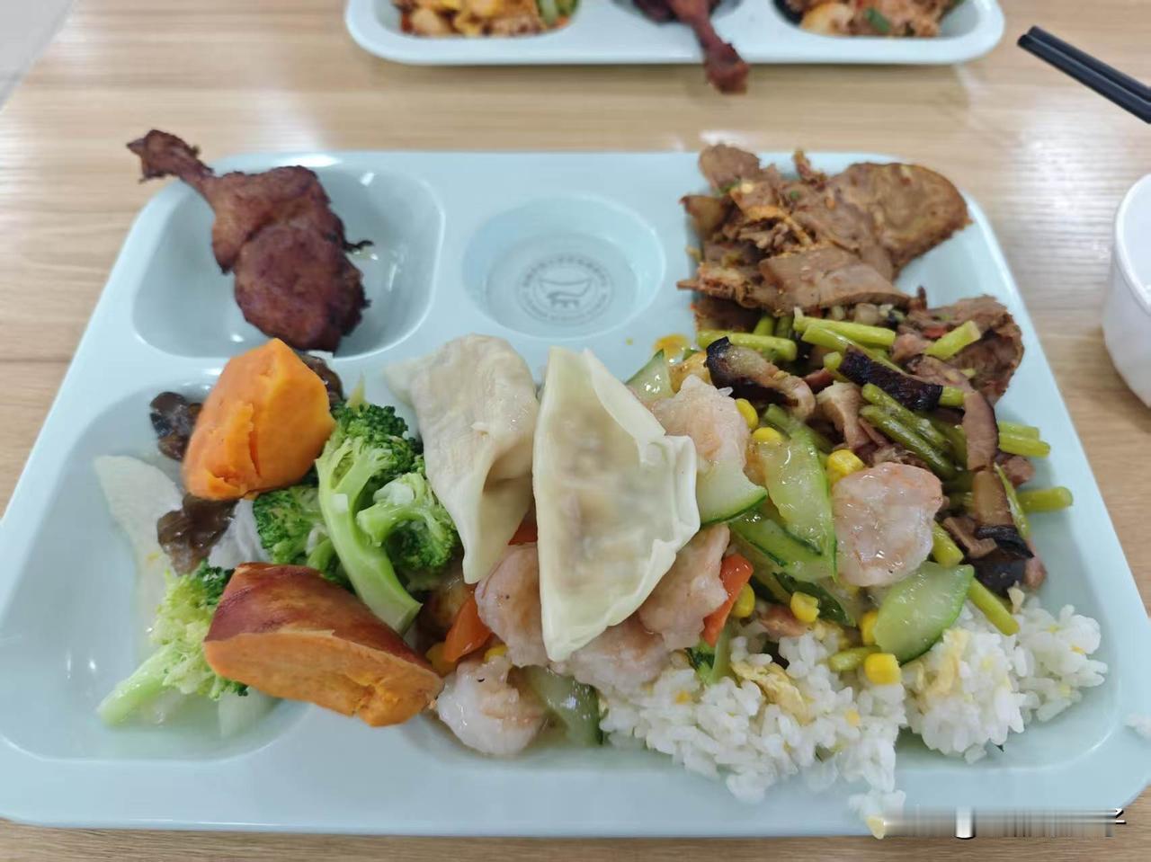 西南交大教师食堂自助餐
由于一些原因，也是吃上西南交大教师食堂了，自助餐模式，味