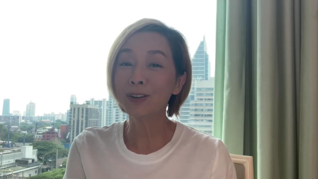 毛舜筠2021年底与丈夫赴加拿大探亲，原本打算2022年一月初就返回香港，结果航