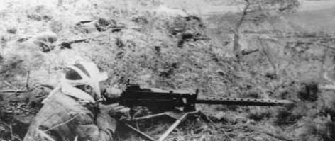 1951年，一位志愿军战士拿着刚缴获的美式重机枪，向敌人射击却发现怎么都打不中，