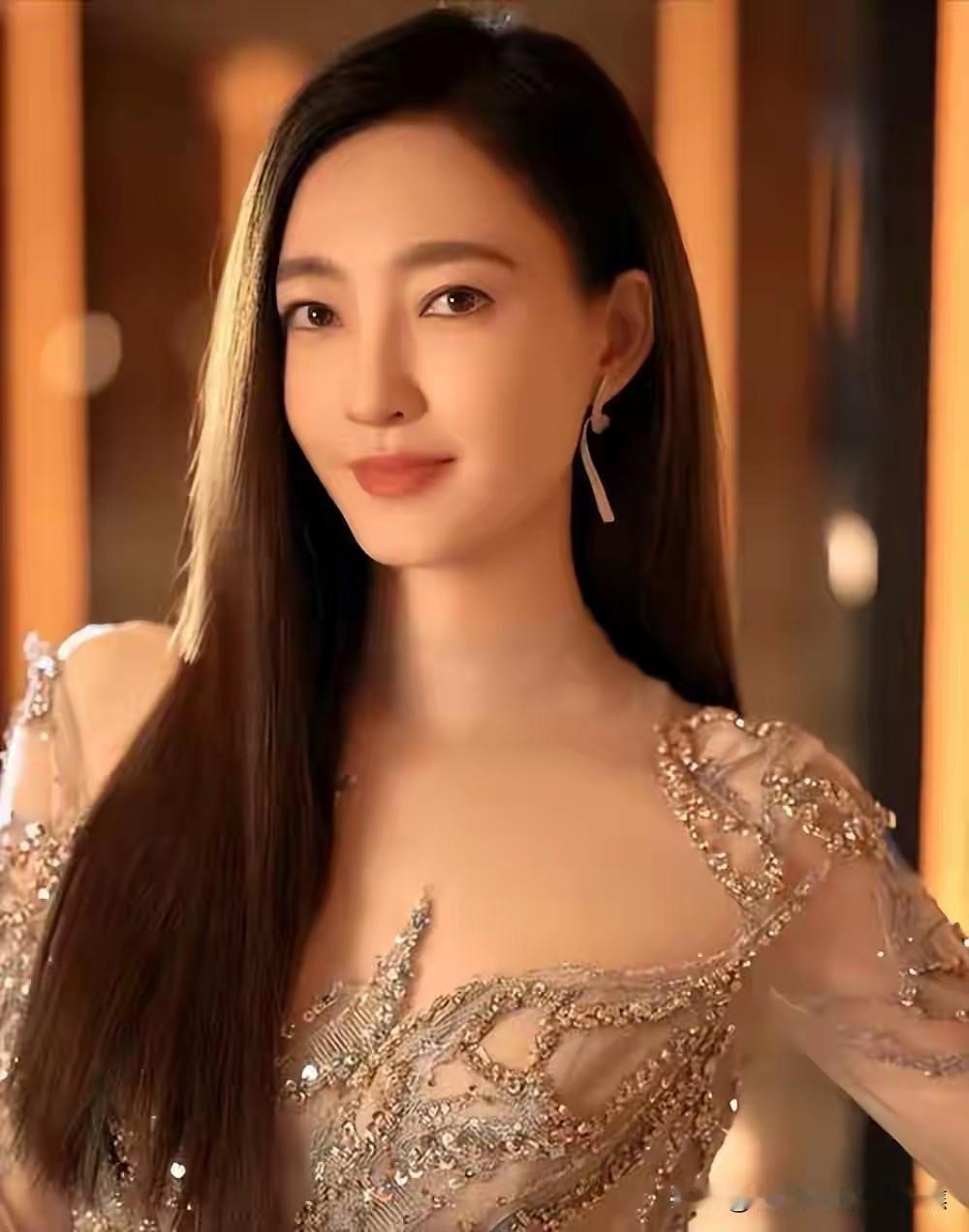 《枪花》里的王丽坤真的太惊艳了！这部2013年首播的抗日谍战剧，以淞沪会战后的上