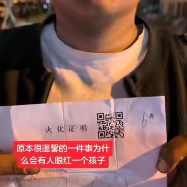 14岁的顶梁柱，父亲去世，母亲疾病术后无法工作。
全家人只能够靠着这14岁的孩子