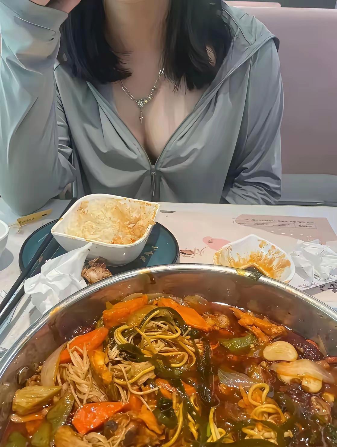 这锅菜这么红，一定很辣！