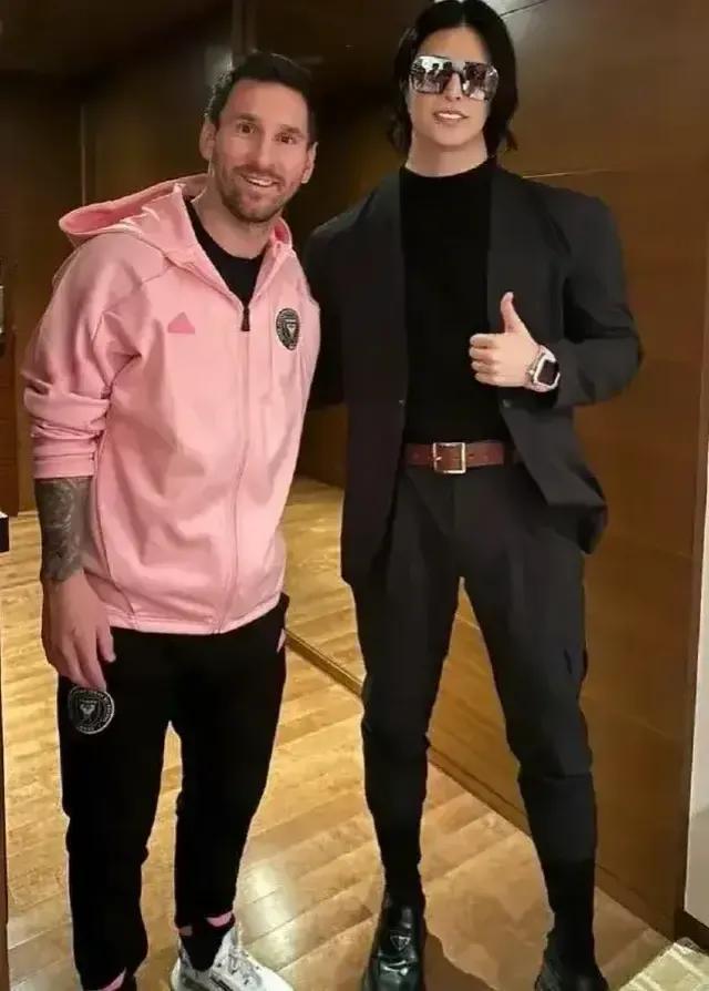 梅西和日本第一牛郎罗兰合影，和日本球迷合影，在日本的比赛上场了，据说健步如飞，笑