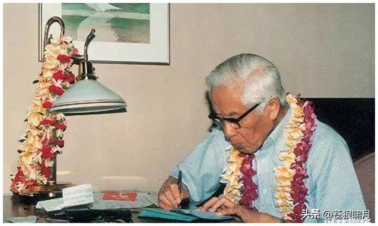 1968年冬，64岁的周培源已被批斗三小时，双腿颤抖就要倒下，有人趁乱塞给他一张