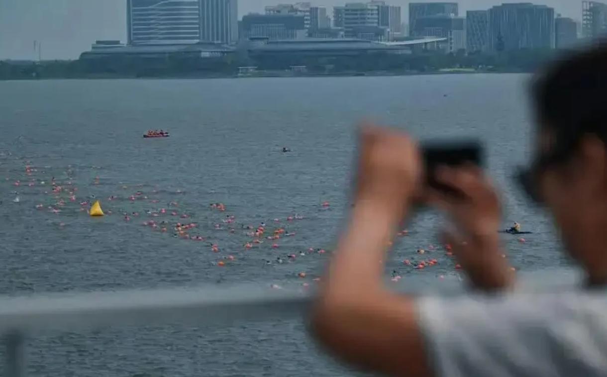 “必须严惩！”上海一名正在哺乳期的女性报名参加了上海滴水湖泳渡挑战赛，想通过运动