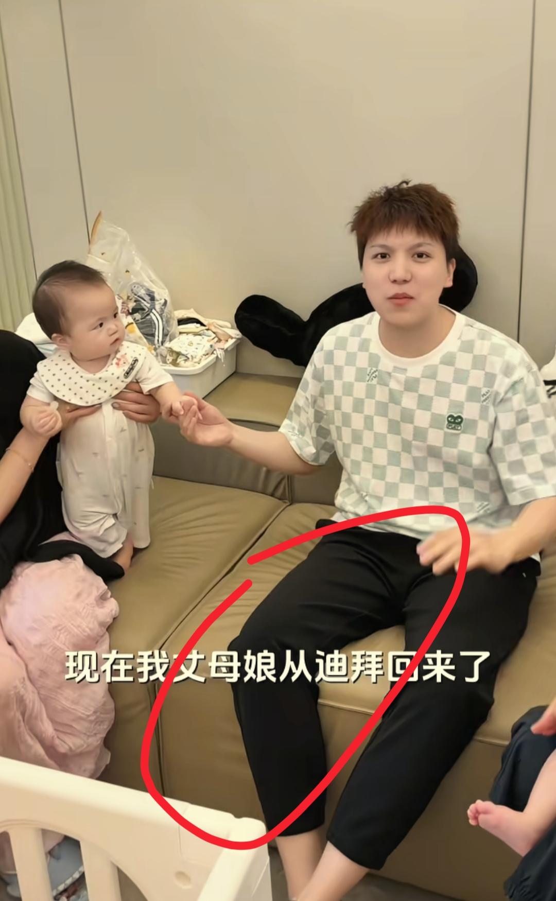 看到路嫂子淳独立安排行程我忍了
看到路哥路嫂两家人聚餐和睦我也忍了
可是看到网友