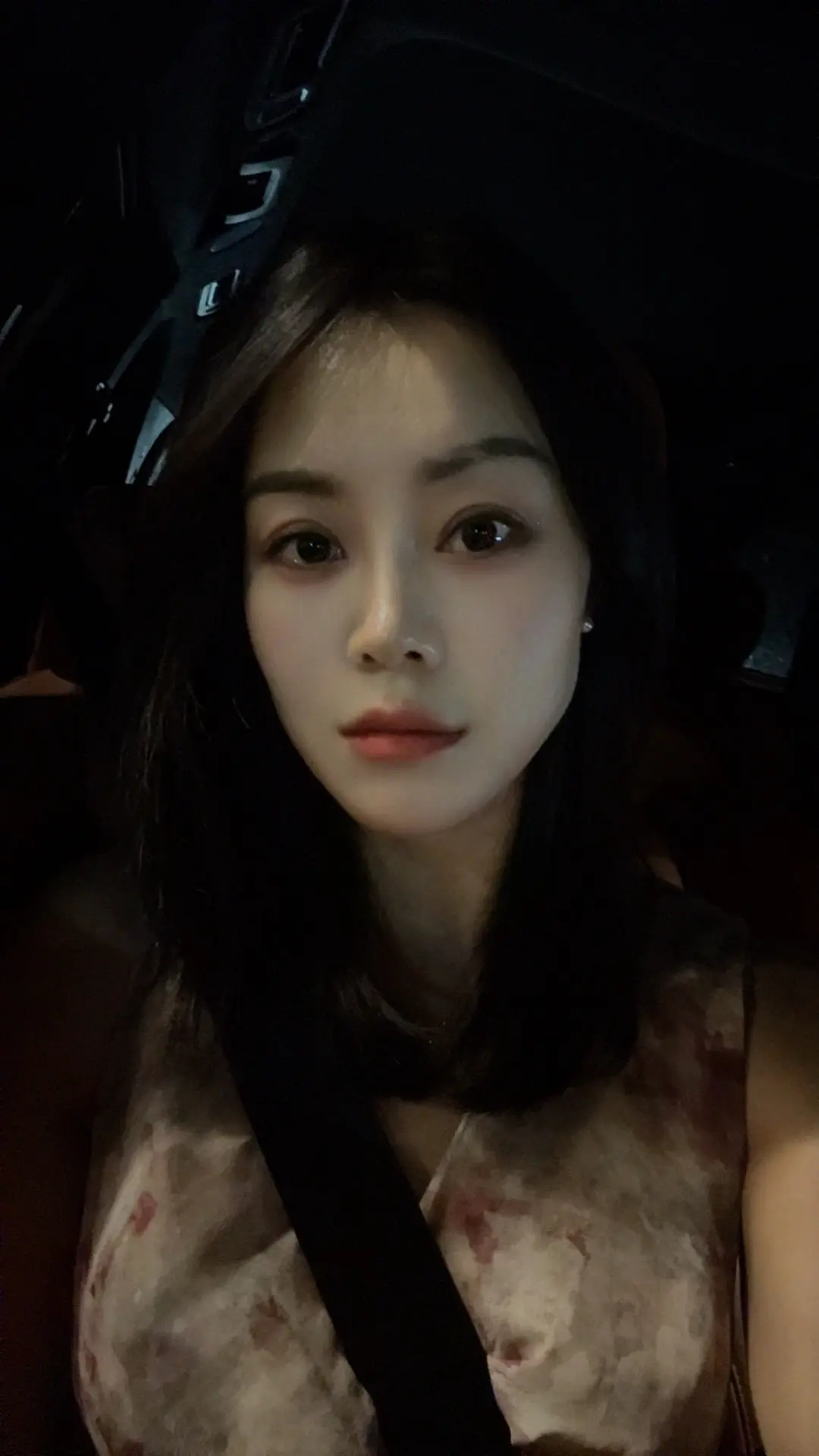 年少轻狂，目空四海，听不进逆耳忠言；人到中年，阅尽千帆，说不出半缕心声