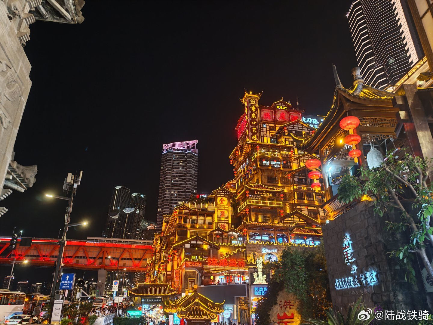 重庆的洪崖洞人山人海，夜景确实是美，火锅也确实好吃，就是有点辣。 