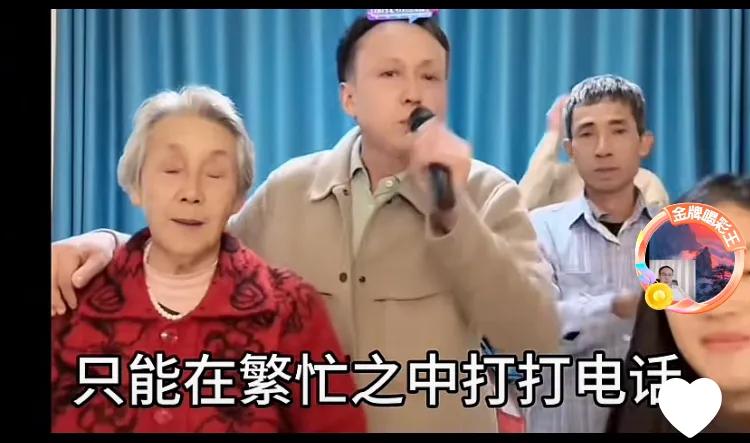 小松和秋秋来到家中，晚上中越两家人又开启了直播娱乐，老松唱响了一曲伤感歌曲《多和