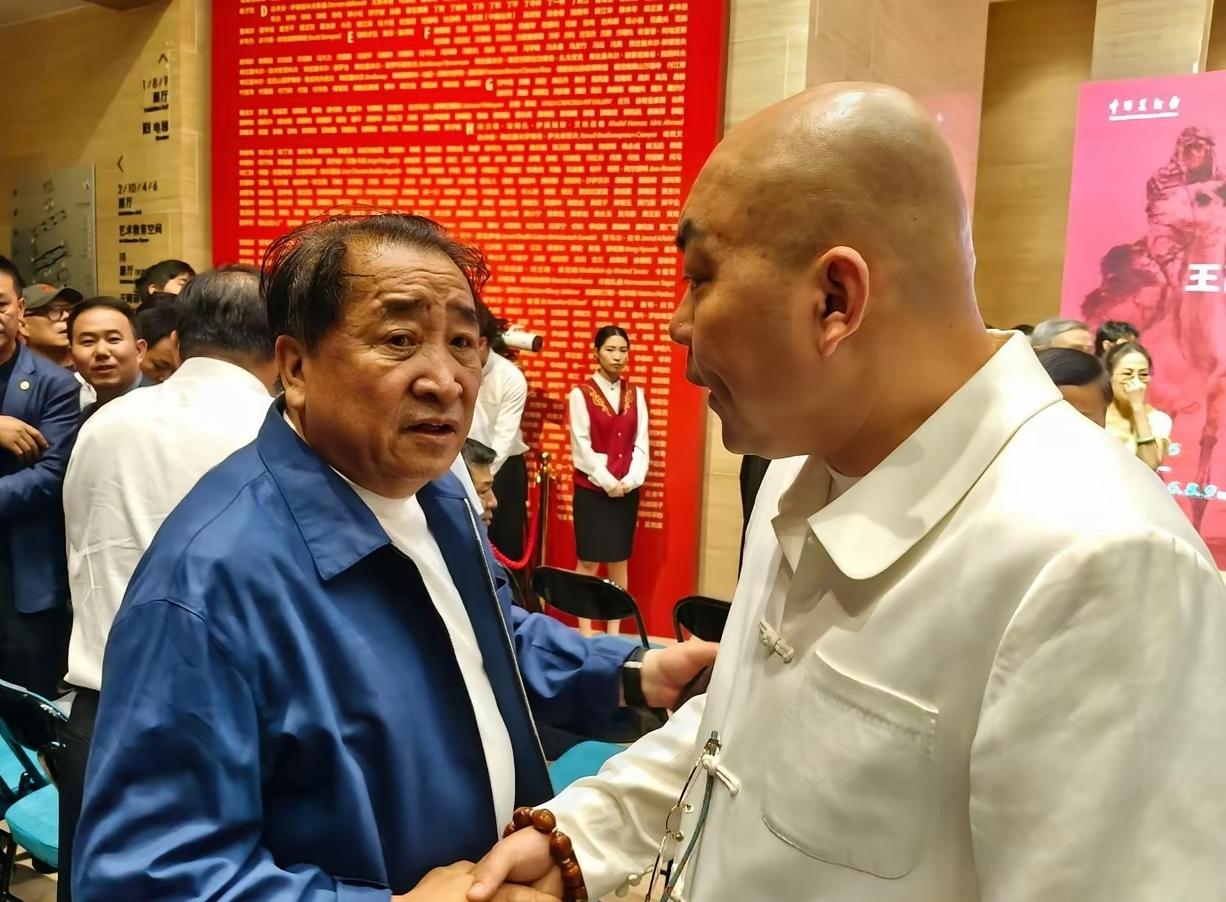 这二位都是娱乐界的顶尖人物，你认出来是谁了吗？