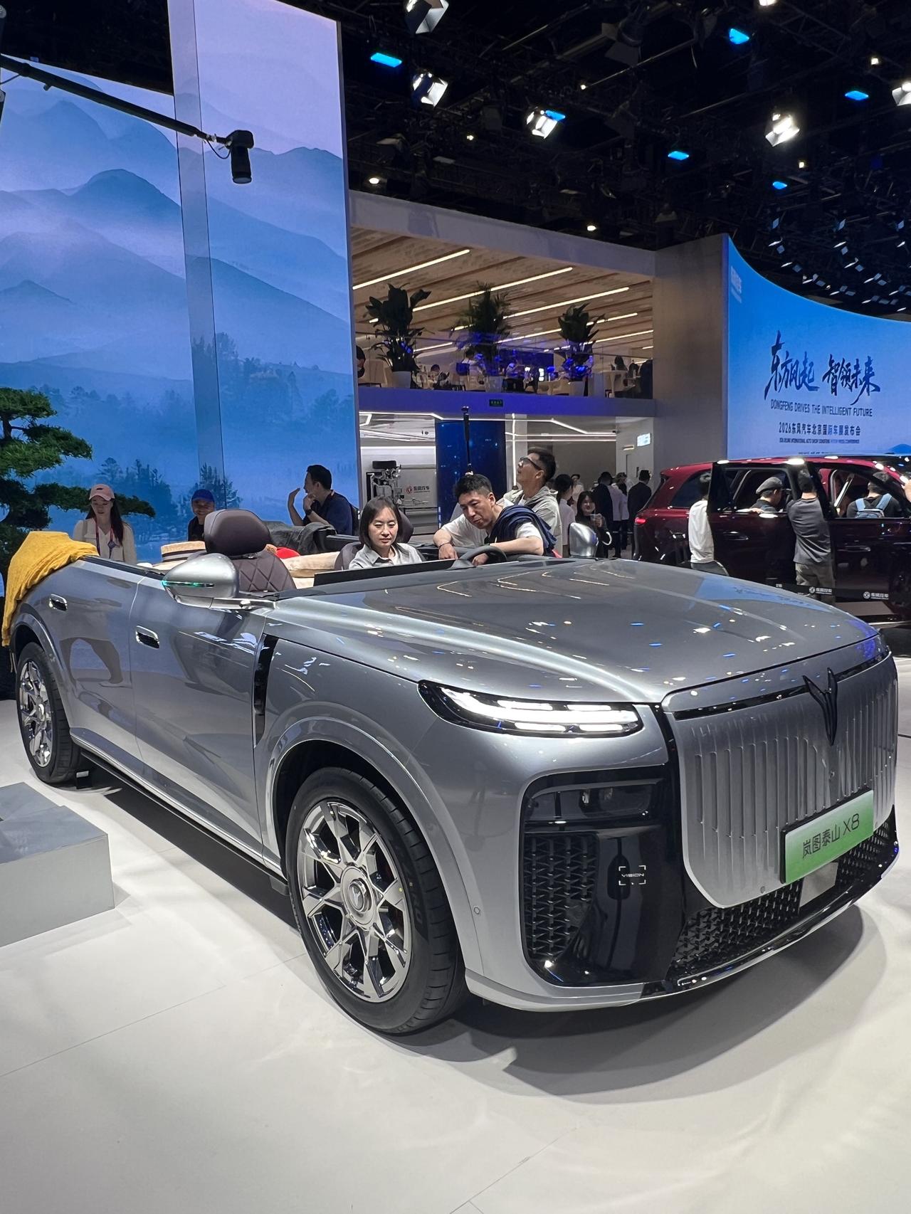 岚图泰山X8这气势感。
岚图泰山X8这出彩的展具创意。