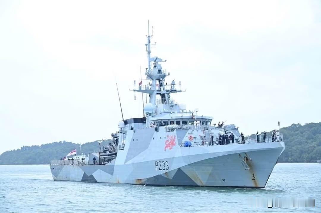皇家海军，不比当年。英国皇家海军“添马”号巡逻舰访问柬埔寨云壤军港，这是一艘巡逻