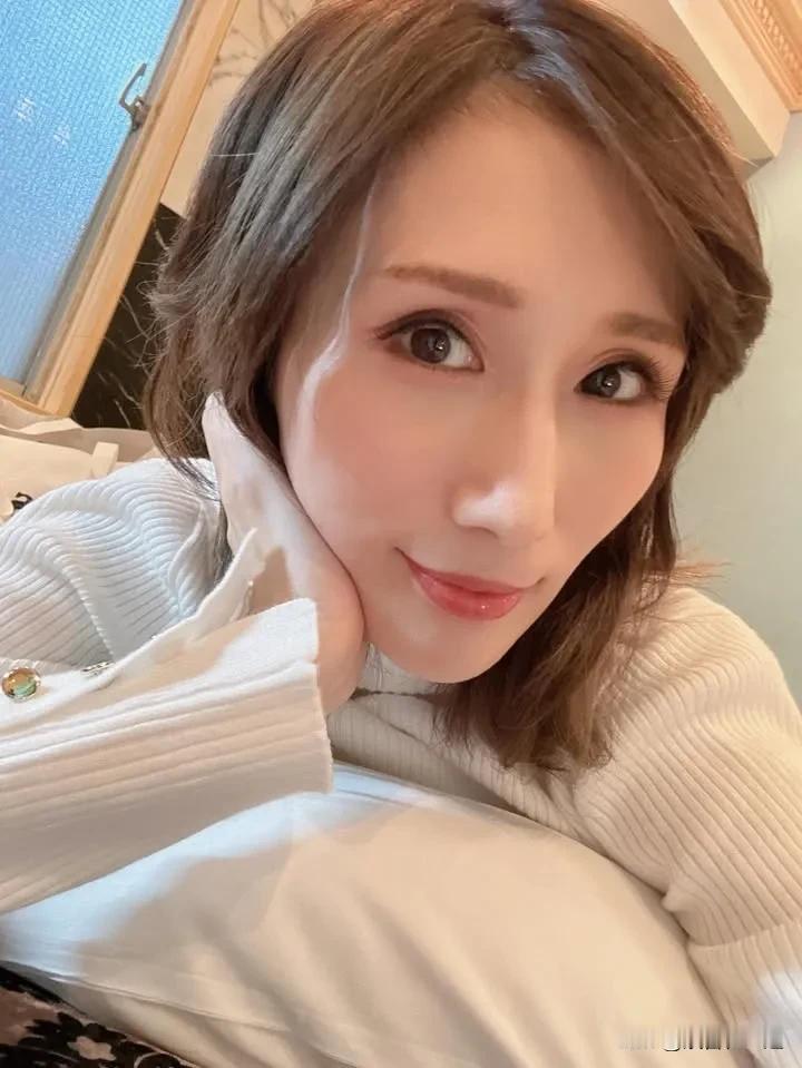 好多人说JULIA京香老师状态不如从前了，不过她的第一视角作品还是超有吸引力的。