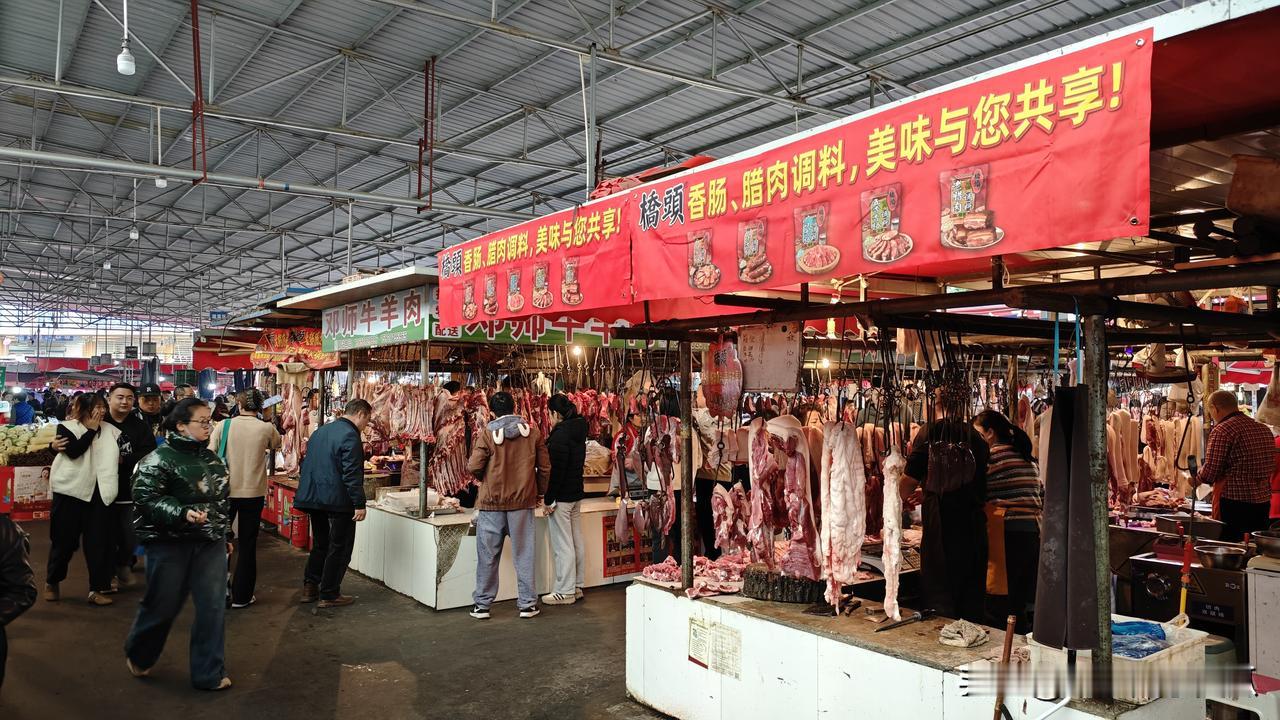 周末最治愈的时刻，藏在路边菜市的烟火里。带着晨露的青菜、带着泥土气的根茎、摊主热