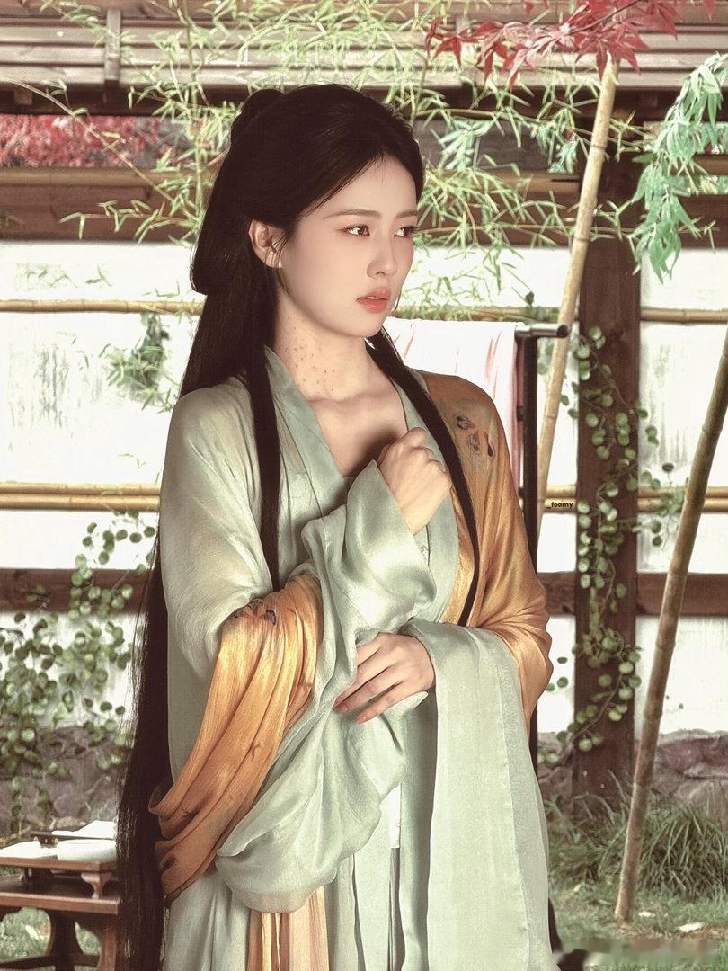 林沐然对白鹿还原名场面害羞了林沐然还原莫离名场面害羞了白鹿在旁边还没怎么着呢，林