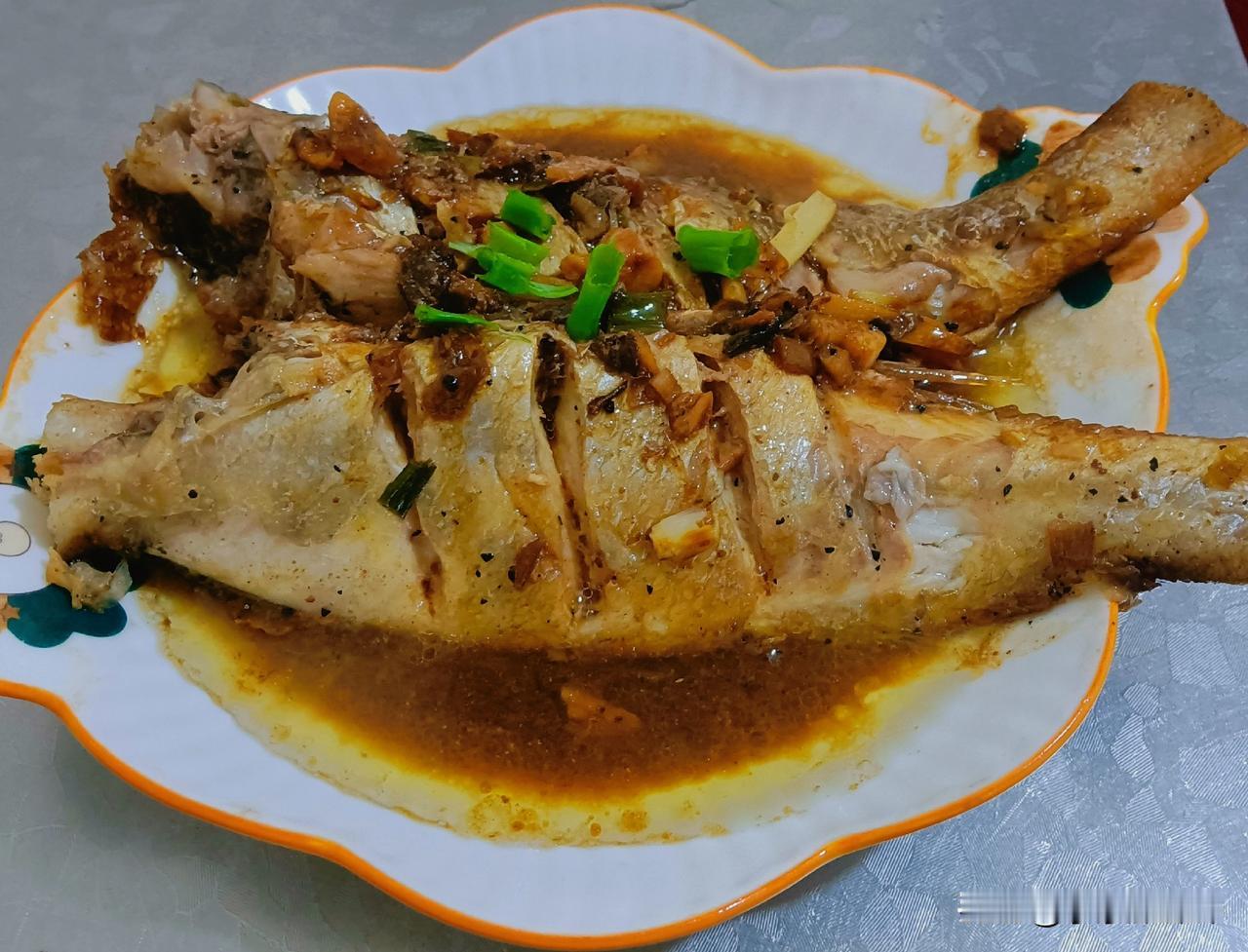 即墨农村老李家的晚饭。

红烧“白咩子鱼”
蒜蓉秋葵
烤肠
小米红薯粥
婆婆牌馒