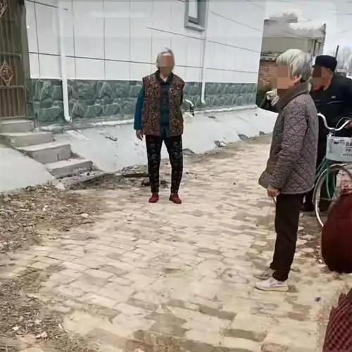 2021年，江苏一男子砌围墙，邻居觉得占了公共空间、挡了采光，两家人吵了一架，之