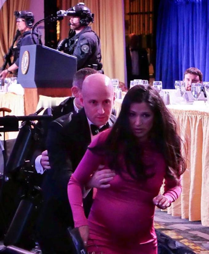 白宫枪响那一刻，斯蒂芬·米勒做出了他政治生涯里最丢人的一个动作——把怀孕的妻子推