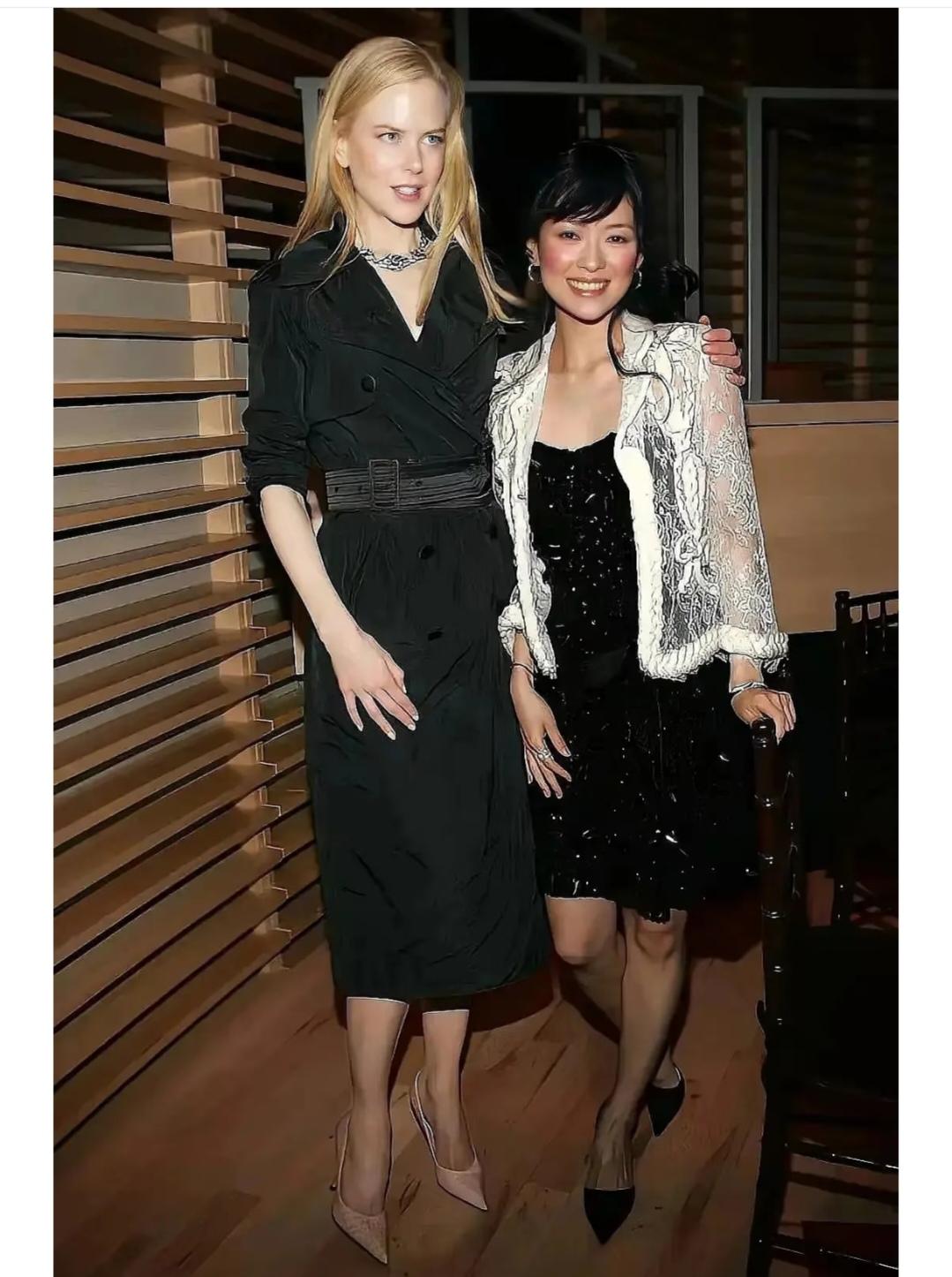 章子怡，脸的腮红太浓了。