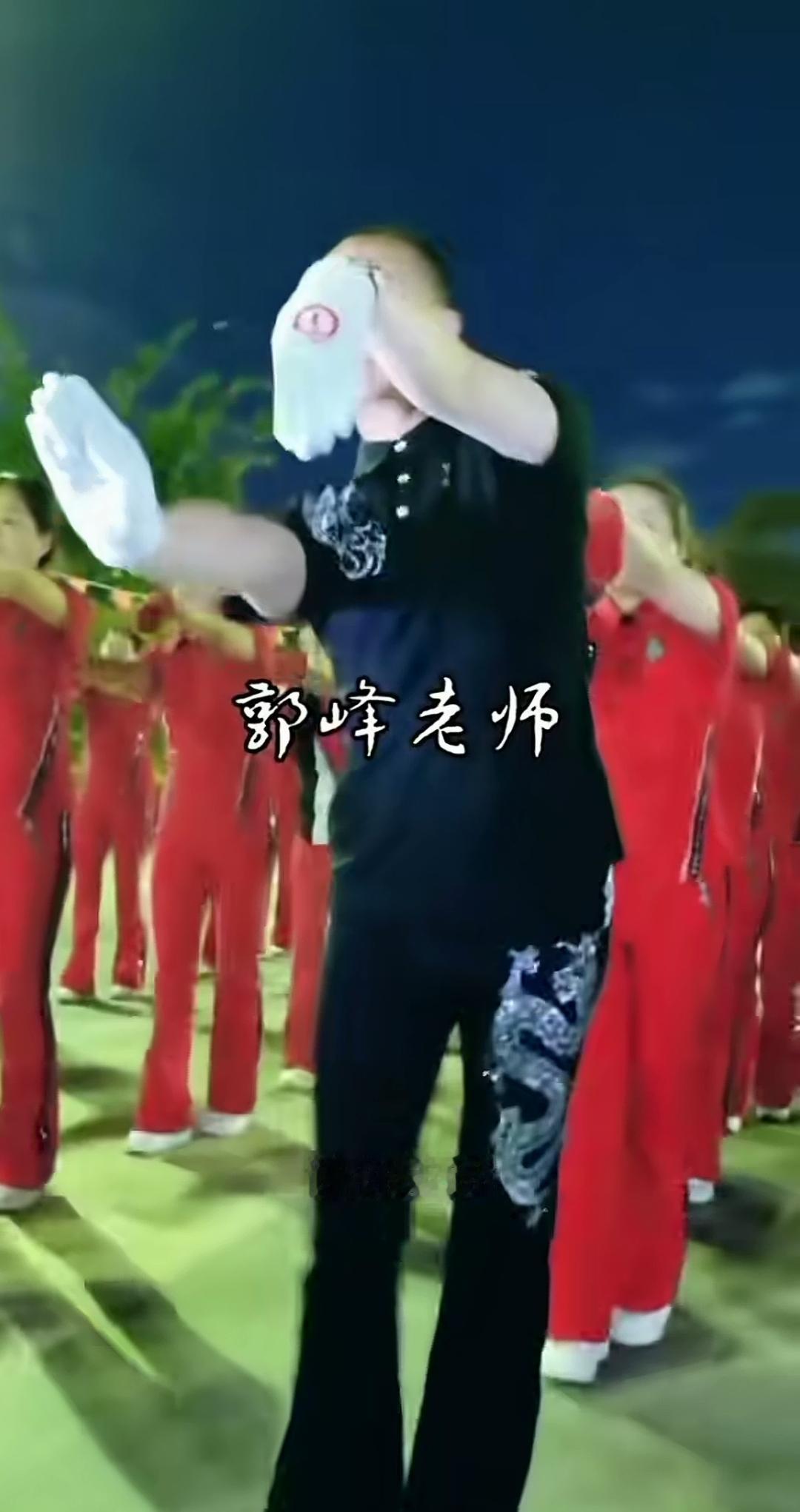 就这么小的年纪就开始上岗啦？郭老师收的徒弟开始年轻化了。更神奇的是，动作就那么两
