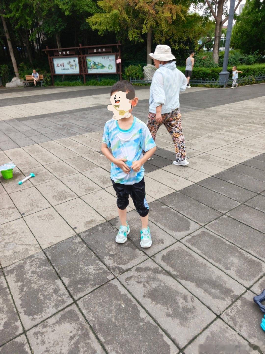就一个公园小水池，他趴那用网在里头舀水玩儿。我刚说了句，小心点。人已经扑通一声掉