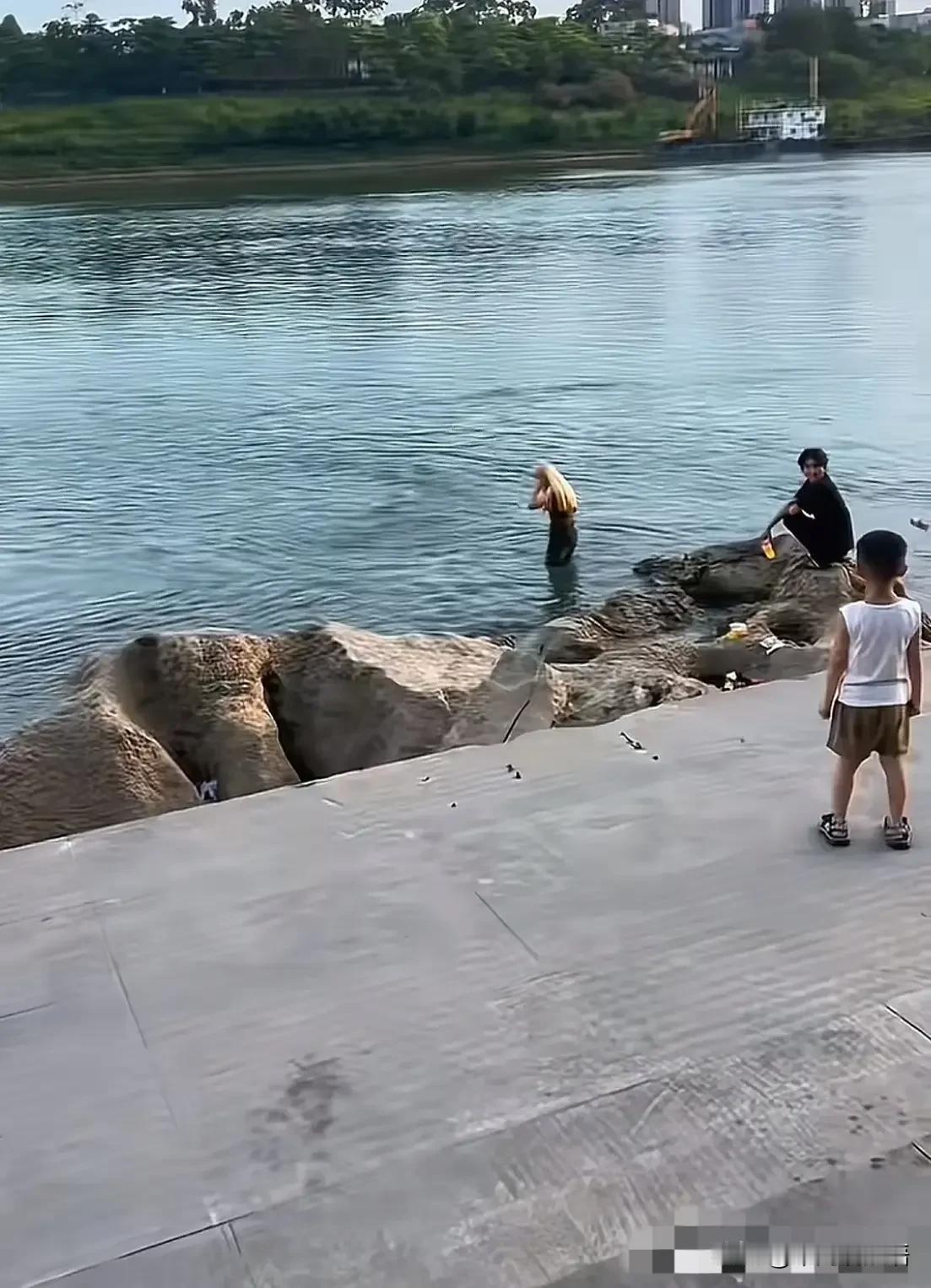 事发广西贵港大东码头，14岁女孩拍照时脚底一滑踩空落水。黄头发的女同伴吓得立刻往
