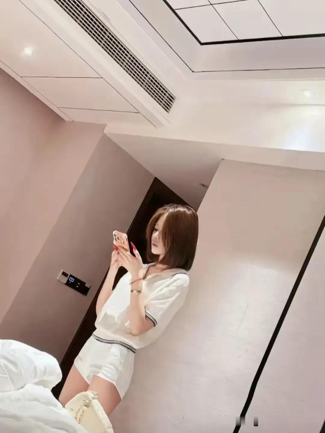 手指甲这么长，洗衣服也不方便吧？[震惊][震惊][震惊]