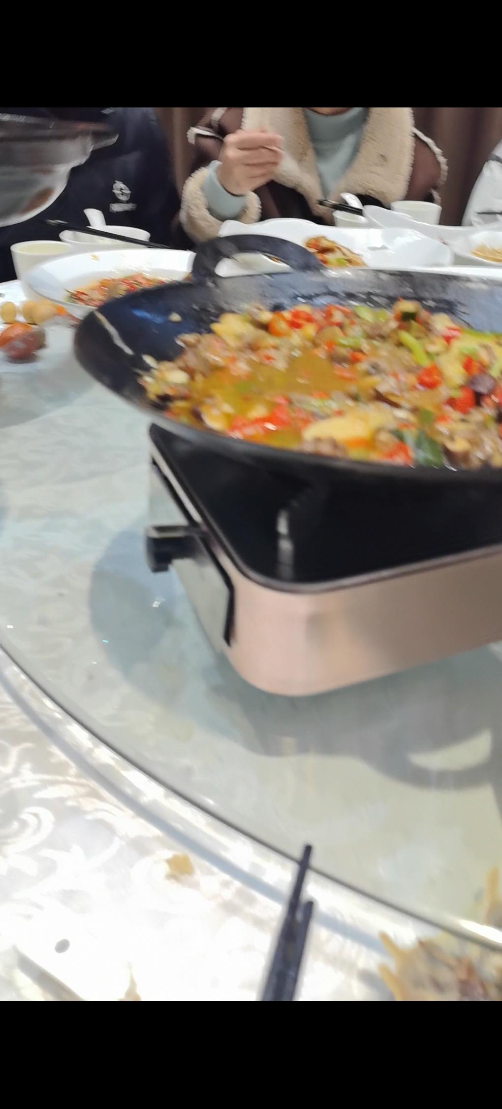 年底了，酒席是吃不完的。今天表弟乔迁新居办酒席，房子在12月份就已经办完仪式了，