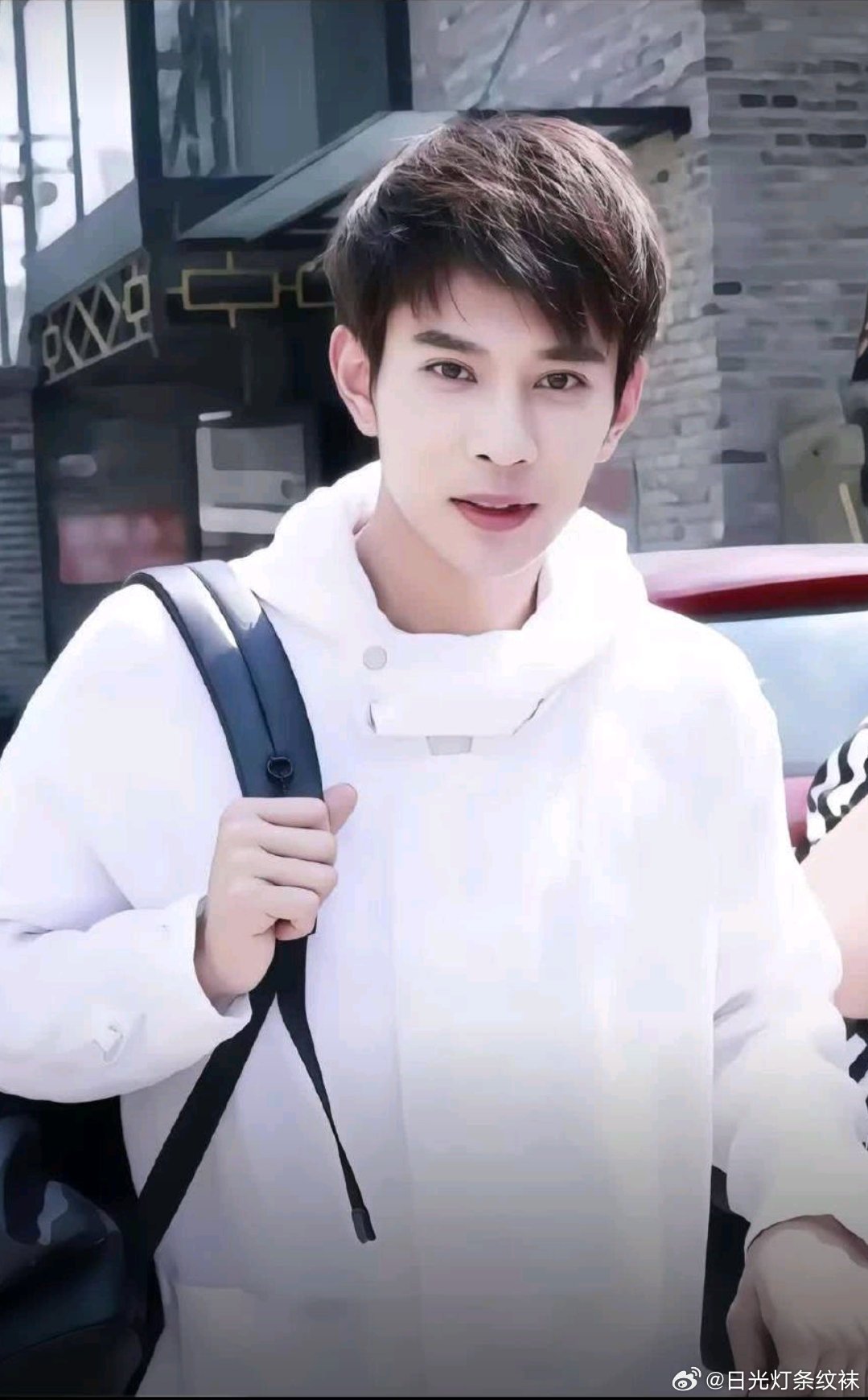 冯建宇拒绝翻红靠情怀无限超越班 不炒旧梗，不卖情怀。他把所有质疑装进行囊，在舞台